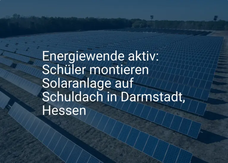 Energiewende aktiv: Schüler montieren Solaranlage auf Schuldach in Darmstadt, Hessen